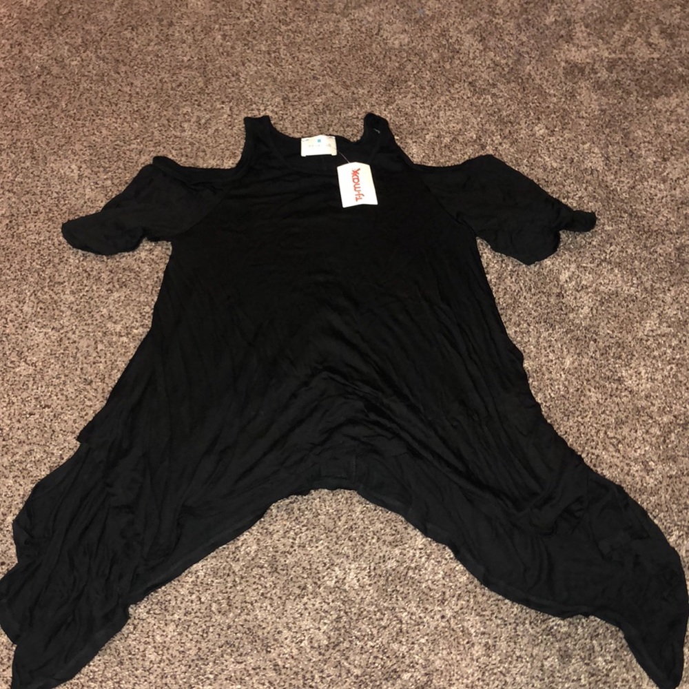 Flowy shirt with shoulder openings